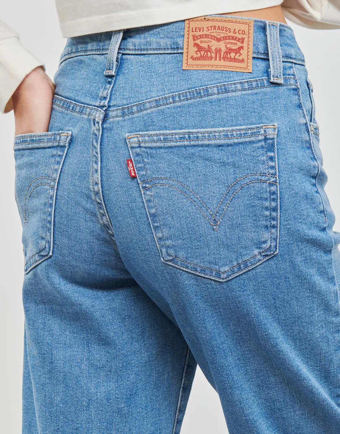 HIGH WAISTED MOM JEAN