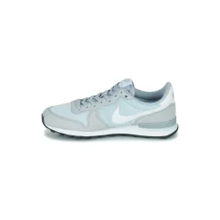 W NIKE INTERNATIONALIST