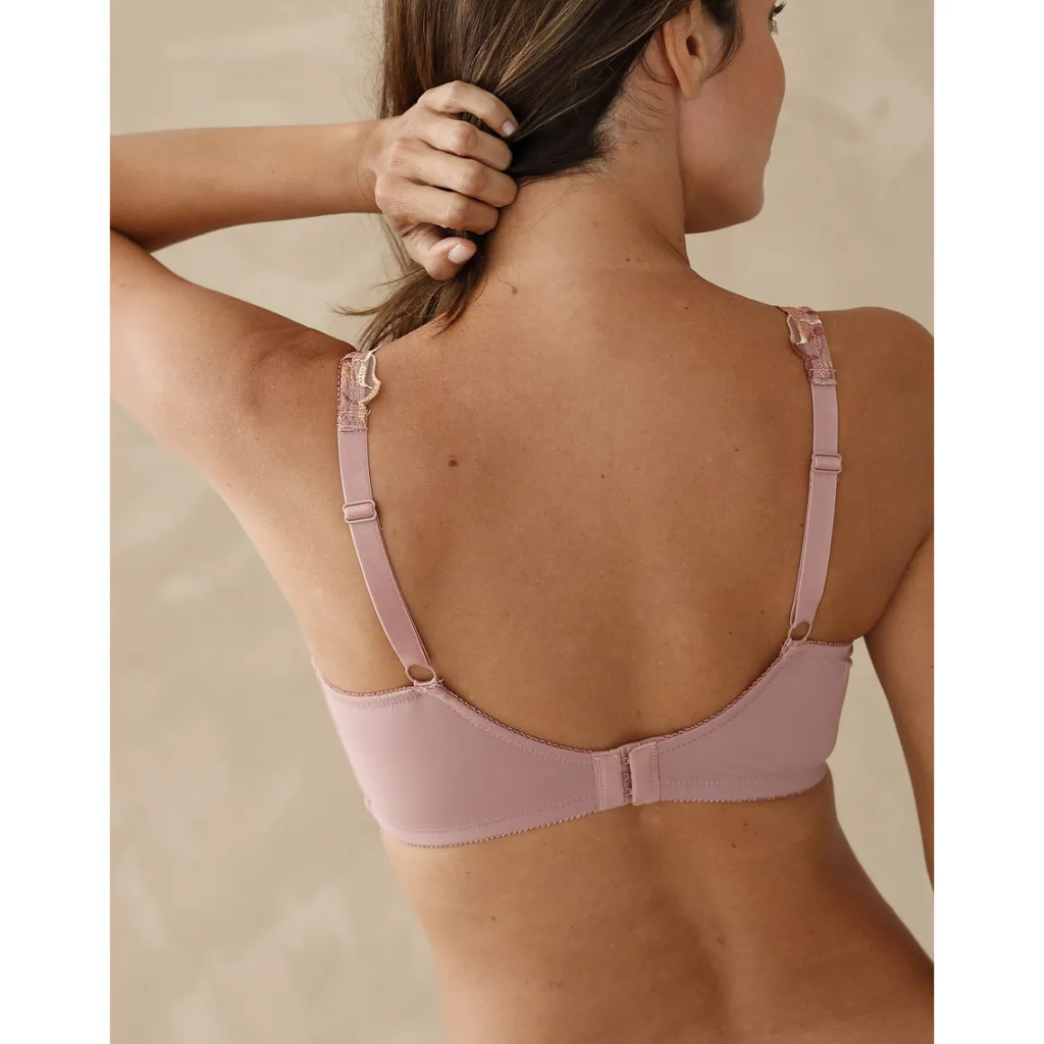 by - Soutien-gorge à armatures minimiseur