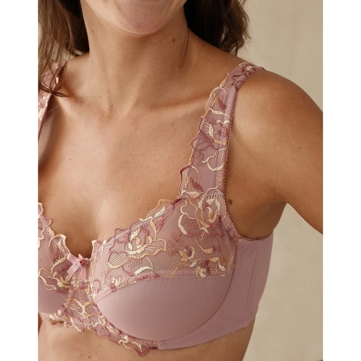 by - Soutien-gorge à armatures minimiseur