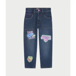 Jean fillette avec badge