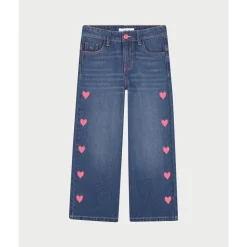 Jean fillette avec cœurs appliqués